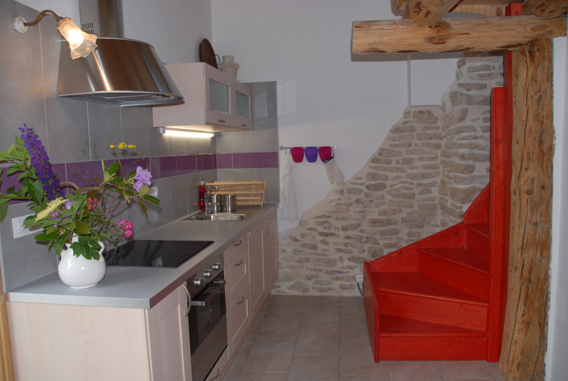 Pièce de vie: cuisine et escalier vers chambre-mezzanine