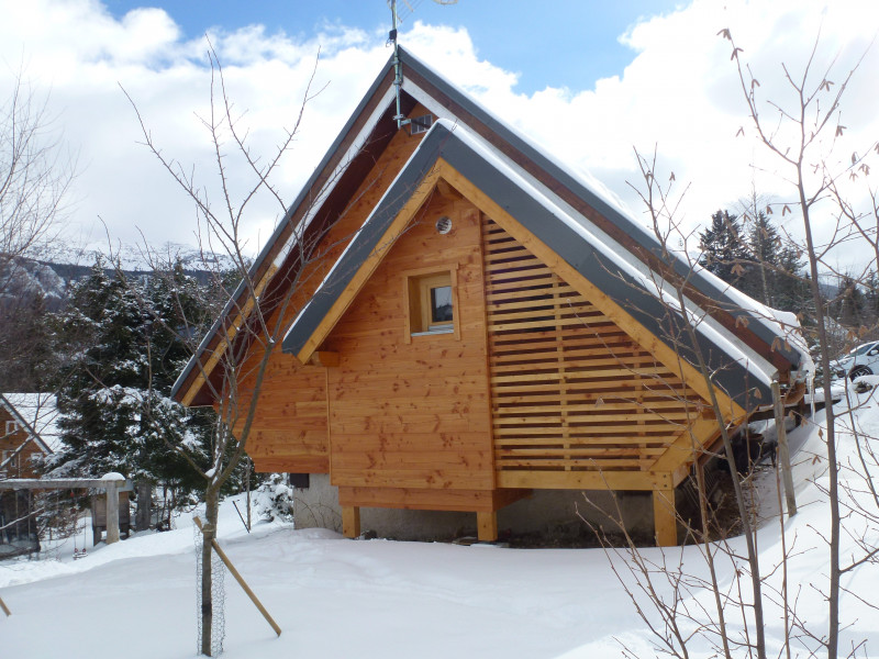 Vue extérieure enneigée chalet