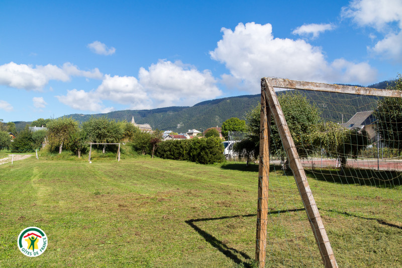 Salon de jardin commun & jeux d'enfants : balançoire et terrain de foot - © Gîtes de France Salon de jardin commun & jeux d'enfants : balançoire et terrain de foot