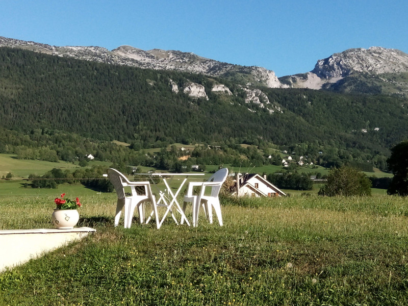 Terrasse, jardin et vue paysagère depuis le gîte