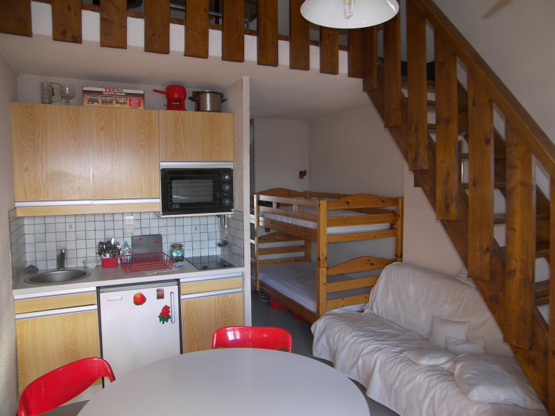 Pièce principale du studio avec cuisine, séjour et lit superposés Pièce principale du studio avec cuisine, séjour et lit superposés