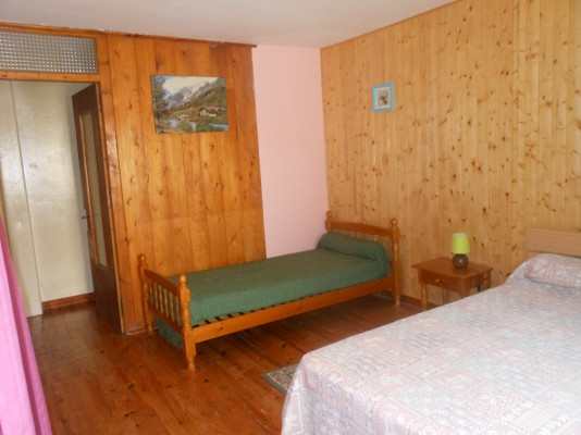 Chambre avec un lit double et un lit simple