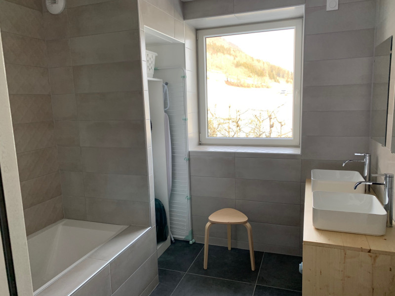 Salle de bain avec baignoire