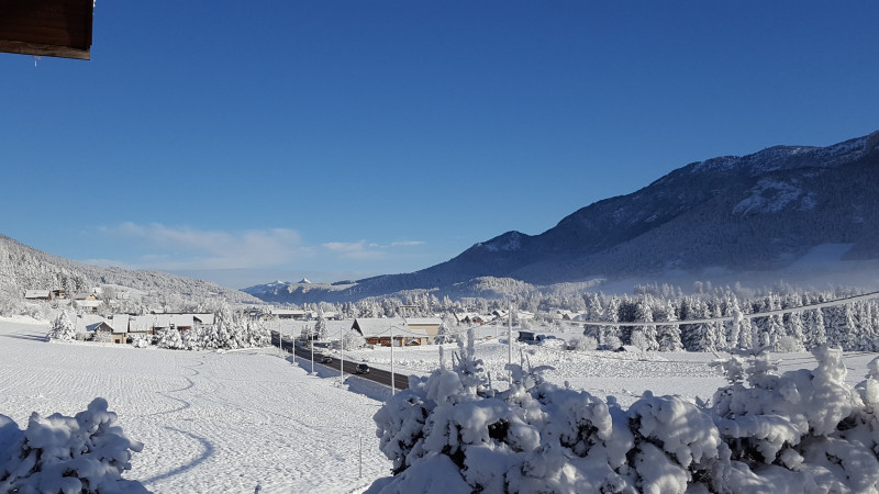 Vue enneigée sur les montagnes depuis le gîte