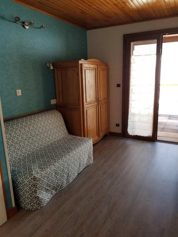 1er chambre avec un grand lit
