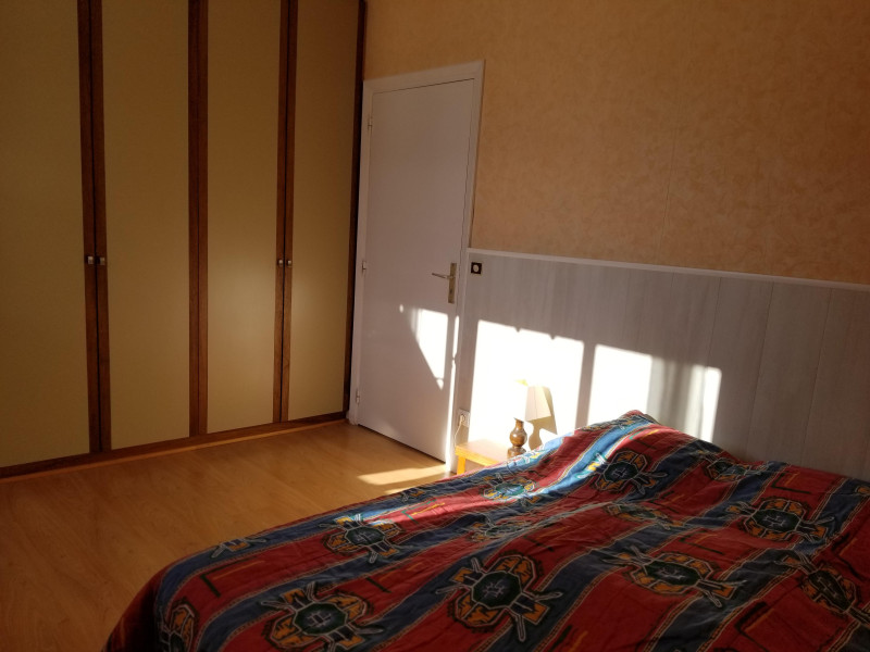 2 ème chambre avec un grand lit