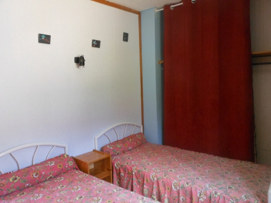 Chambre double avec deux lits simples