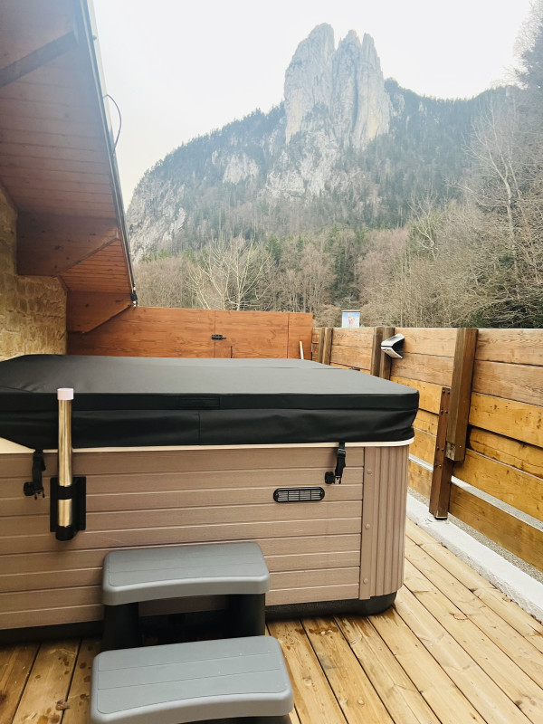 Spa extérieur fermé avec vue sur les 3 pucelles