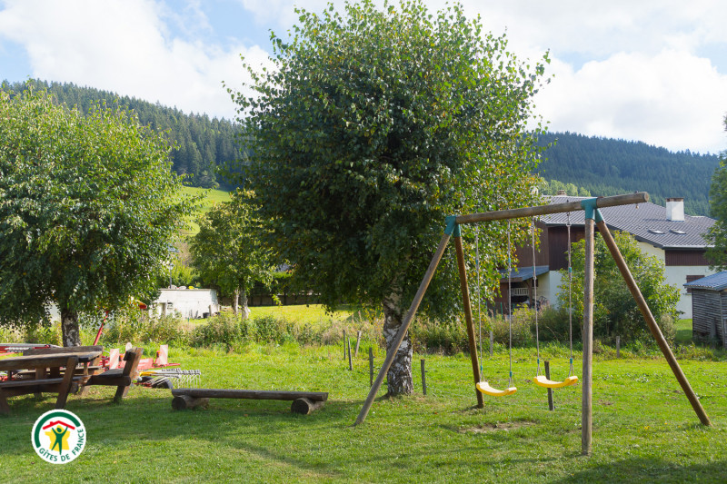 Salon de jardin commun & jeux d'enfants : balançoire et terrain de foot