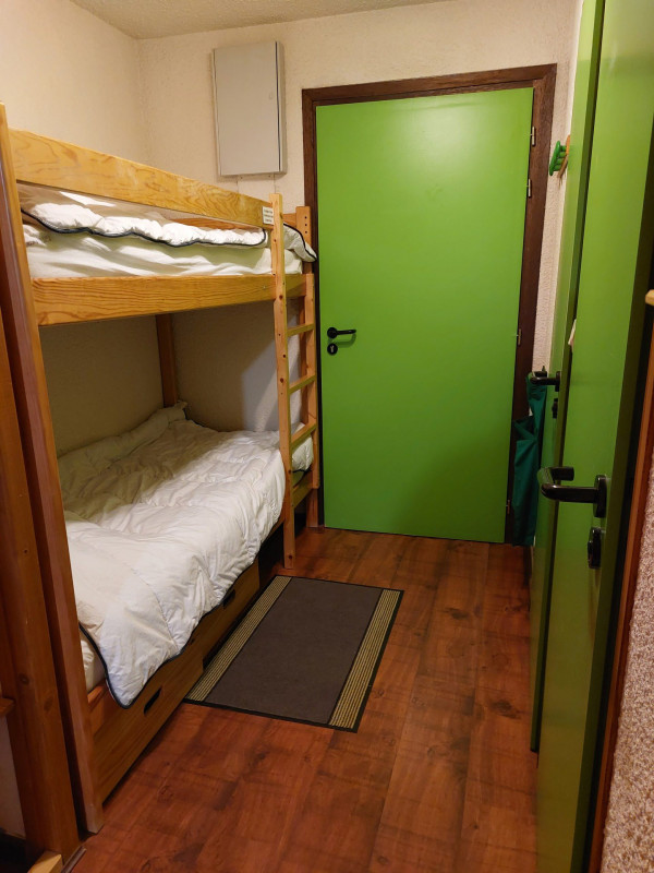 _lv_images__lot_0000950299_07_1294340