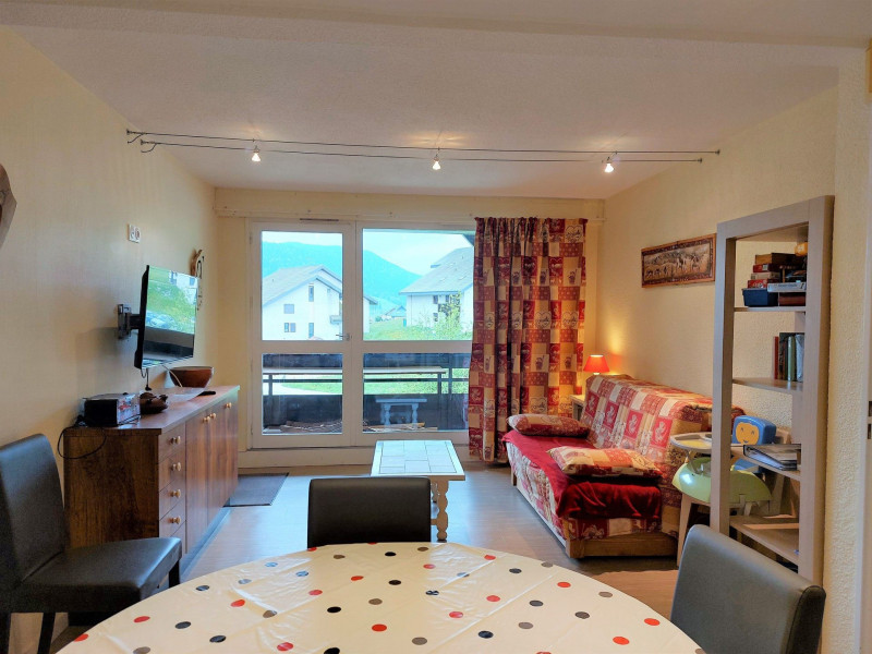 _lv_images__lot_0002150729_03_1437983